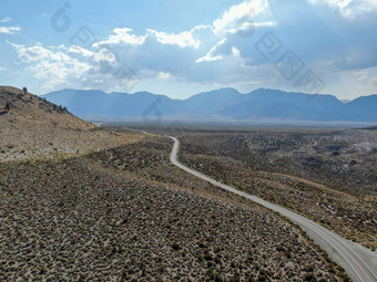 空中视图沥<strong>青</strong>路中间尘土<strong>飞扬</strong>的干沙漠土地李蔓藤