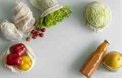 蔬菜水果可重用的生态棉花袋橙色汁玻璃瓶表格浪费购物概念多用途的重用回收生态友好的帆布杂货店袋