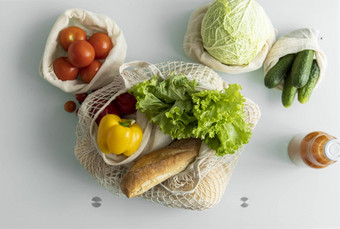 生态友好的帆布杂货店袋蔬菜水果可重用的生态棉花袋橙色汁玻璃瓶表格浪费购物概念多用途的重用回收
