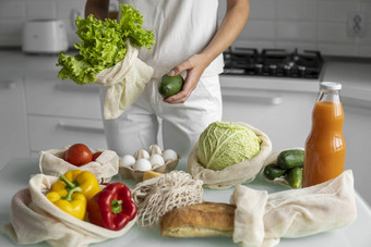 女人的手持有可重用的杂货店袋蔬菜厨房首页需要沙拉鳄梨浪费塑料免费的概念网棉花购物者蔬菜生态