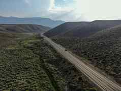 空中视图风景优美的路中间绿色沙漠谷单县
