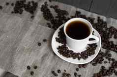 咖啡杯烤咖啡豆子亚麻背景杯子黑色的咖啡分散咖啡豆子新鲜的咖啡豆子