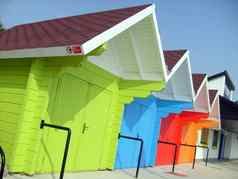 色彩斑斓的海滩小木屋海边