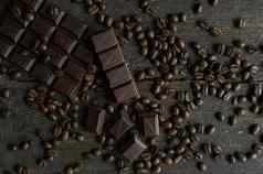 烤Arabica咖啡豆子分散木表格酒吧黑暗巧克力新鲜的咖啡豆子