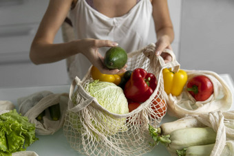 女人持有鸡蛋托盘可重用的购物袋<strong>蔬菜</strong>表格厨房首页浪费塑料<strong>免</strong>费的概念网棉花购物者<strong>蔬菜</strong>生态