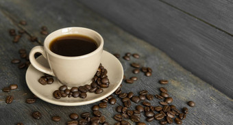 咖啡杯烤<strong>咖啡豆</strong>子木表格背景杯子黑色的咖啡分散<strong>咖啡豆</strong>子木表格新鲜的<strong>咖啡豆</strong>子
