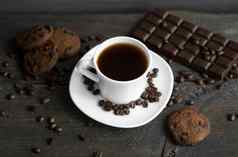 咖啡杯饼干巧克力木表格背景杯子黑色的咖啡巧克力饼干新鲜的咖啡豆子