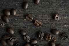 烤Arabica咖啡豆子分散木表格新鲜的咖啡豆子