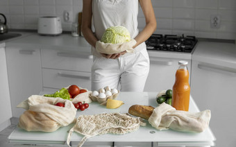 女人的手持有可重用的杂货店袋蔬菜厨房首页需要卷心菜浪费塑料<strong>免费</strong>的概念网棉花<strong>购物</strong>者蔬菜生态