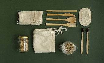 浪费工具包集生态友好的竹子餐具网棉花袋竹子牙刷玻璃罐子丝瓜海绵塑料免费的自然可重用的项目配件绿色表面