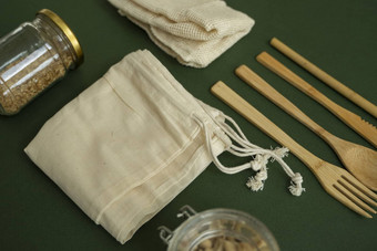 浪费工具包集生态友好的竹子餐具网棉花袋竹子牙刷玻璃罐子丝瓜海绵塑料免费的自然可重用的项目配件绿色<strong>表</strong>面