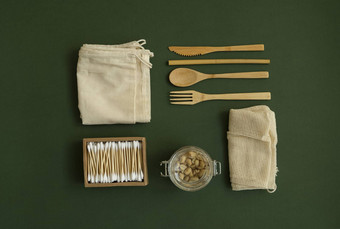 浪费工具包集生态友好的竹子餐具网棉花袋玻璃罐子坚果盒子棉花拭子塑料免费的概念自然可重用的项目配件绿色表面