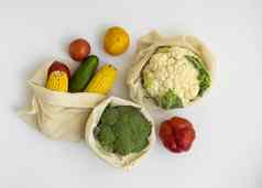 蔬菜生态袋白色表面胡椒番茄玉米黄瓜西兰花菜花可重用的购物生态友好的棉花织物袋浪费塑料免费的概念可持续发展的
