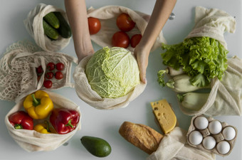 女人的手持有可重用的杂货店袋蔬菜厨房首页需要卷心菜浪费塑料免费的概念网棉花购物者蔬菜生态