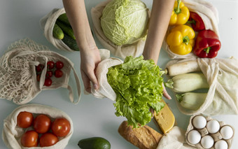 女人的手持有可重用的杂货店袋蔬菜厨房首页需要沙拉浪费塑料<strong>免费</strong>的概念网棉花<strong>购物</strong>者蔬菜生态