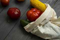 浪费概念胡椒番茄玉米黄瓜可重用的购物生态友好的棉花织物袋蔬菜生态袋木表格塑料免费的概念