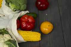浪费概念胡椒番茄玉米黄瓜西兰花菜花可重用的购物生态友好的棉花织物袋蔬菜生态袋木表格塑料免费的概念
