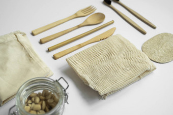 浪费工具包集生态友好的竹子餐具网棉花袋竹子牙刷玻璃罐子丝瓜海绵塑料免费的自然可重用的项目配件灰色的表面