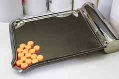 橙色医疗平板电脑计数药物托盘