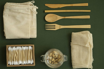 浪费工具包集生态友好的竹子餐具网棉花袋玻璃罐子坚果盒子棉花拭子塑料免费的概念自然可重用的项目配件绿色表面