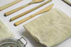 浪费工具包集生态友好的竹子餐具网棉花袋玻璃罐子丝瓜海绵塑料免费的自然可重用的项目配件灰色的表面