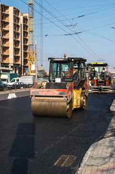 沥青路辊重振动辊压实机新闻热沥青巷道路建设网站重振动辊沥青人行道上工作修复