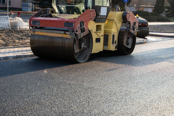 沥青路辊重振动辊压实机新闻热沥青巷道路建设网站重振动辊沥青人行道上工作修复