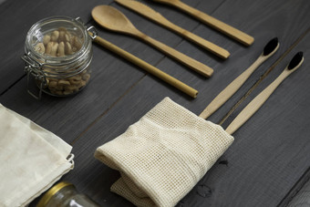 浪费工具包集生态友好的竹子餐具网棉花袋竹子牙刷玻璃罐子塑料免费的自然可重用的项目配件木表格表面