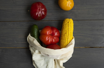 浪费概念胡椒番茄玉米黄瓜可重用的购物生态友好的棉花织物袋蔬菜生态袋木表格塑料免费的概念