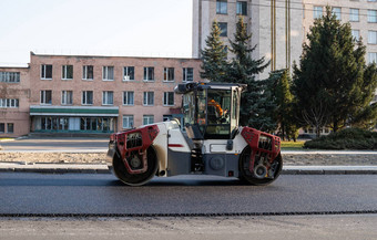 <strong>沥青</strong>路辊重振动辊压实机新闻热<strong>沥青</strong>巷道路建设网站重振动辊<strong>沥青</strong>人行道上工作修复