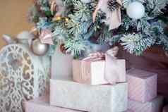 圣诞节树装饰特写镜头圣诞节树装饰元素背景明信片漂亮的包装礼物