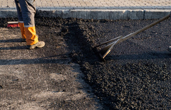 新鲜铺设黑色的沥青沥青高边缘砾石显示结构铺设沥青道路建设路