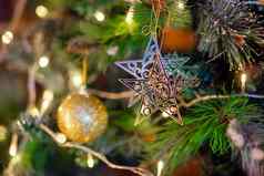 黄金明星挂分支圣诞节树圣诞节树装饰