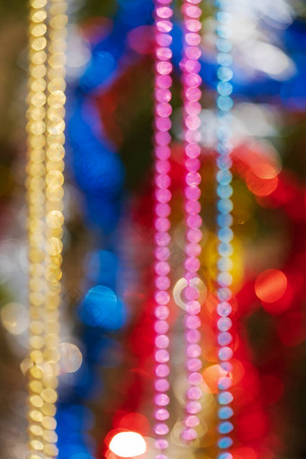 色彩斑斓的圣诞节点缀装饰散焦摘要模糊的散景背景球珠子俗丽的