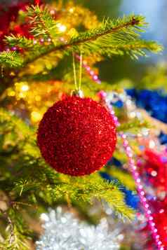 美丽的闪亮的红色的圣诞节球挂分支圣诞节松树
