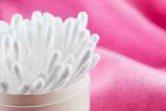 关闭棉花味蕾孤立的粉红色的背景拭子拭子