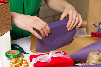 礼物包装圣诞节一年手工制作的女孩的手礼物丝带线磁带现在包装