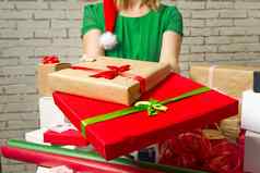 女手持有包装现在圣诞节节日背景假期生日情人节一天圣诞节一年包装服务概念