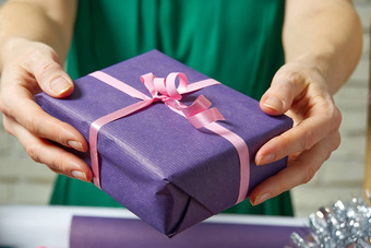 女手持有小礼物盒子包装包装纸给收到礼物爱圣诞节情人节生日