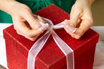 女人<strong>手包</strong>装圣诞节礼物红色的盒子白色丝带Diy礼物包装