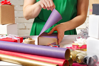 礼物包装圣诞节一年手工制作的女孩的手礼物丝带线磁带现在包装