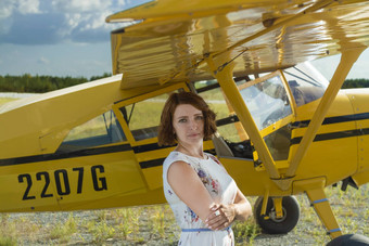 女人翼飞机黄色的单引擎运输肖像