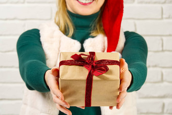 女手持有小礼物盒子包装包装纸给收到礼物爱圣诞节情人节生日