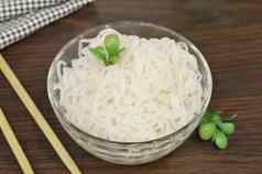 魔芋白泷面条中国人筷子日本传统的菜健康的食物重量损失酮饮食概念