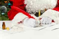 盛装的手圣诞老人老人写作圣诞节信问候明信片关闭