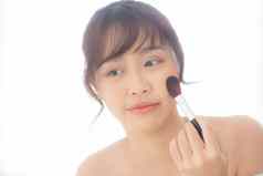 美肖像年轻的亚洲女人微笑脸镜子应用化妆刷脸颊卧室美丽的女孩持有脸红的人皮肤护理化妆品概念