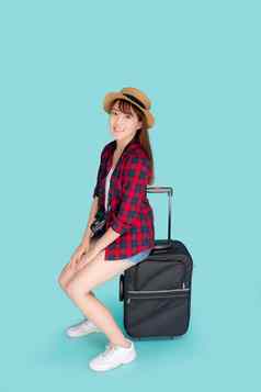 美丽的肖像年轻的亚洲女人坐着行李微笑旅行夏天旅行在国外假期快乐亚洲女孩相机坐着手提箱旅程快乐的假期