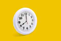 现代墙时钟白色孤立的黄色的背景时间期办公室计时器模型小时一分钟小时手对象经典