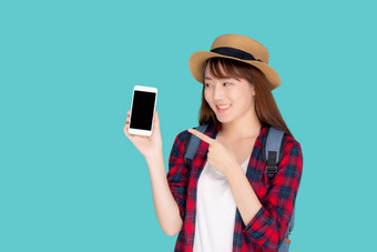 美丽的年轻的亚洲女人显示聪明的移动电话<strong>展示</strong>指出旅行夏天旅行假期孤立的蓝色的背景亚洲女孩持有智能<strong>手机</strong>