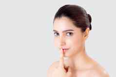 美年轻的亚洲女人手势手指口显示嘘安静的秘密皮肤护理脸孤立的白色背景美丽的女护肤品健康面部